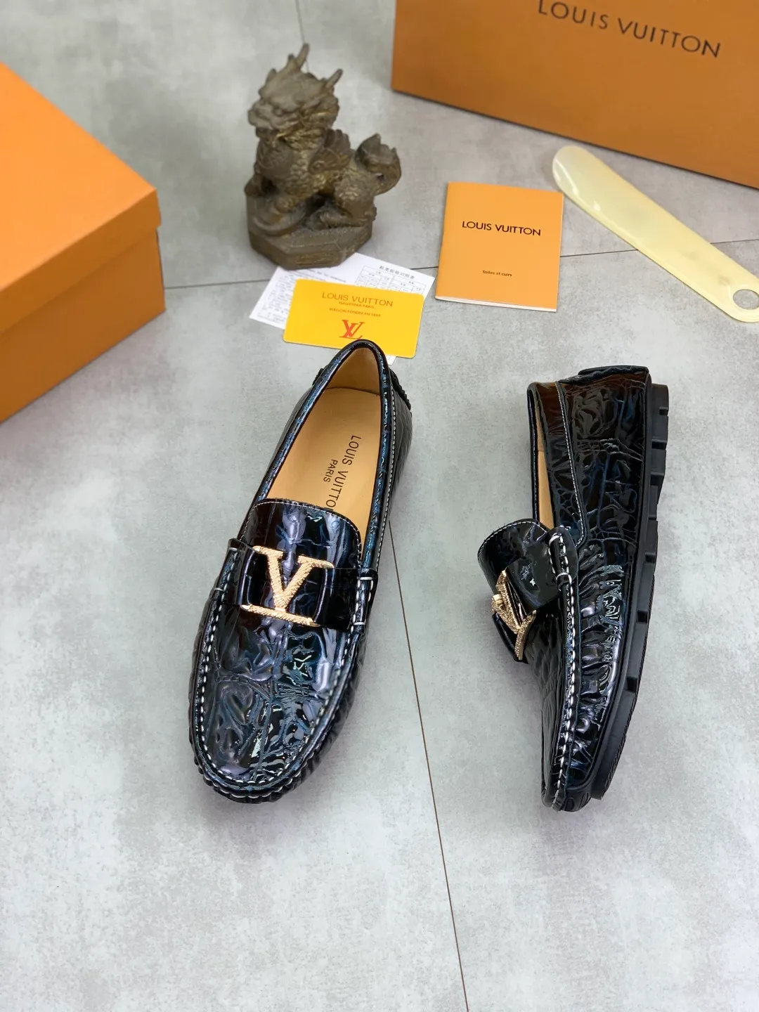 Men's men's shoes 💰P360💰【New style】🆘 🔥🆕【Louis Vuitton】LV Hong Kong high-quality beanie shoes. Loaf style for lazy people. This fabric is made of 🇮🇹 imported Italian first-layer cowhide➕full first-layer pigskin lining. The lining is more high-end. The original non-slip and wear-resistant rubber outsole is the only choice for driving. Size: 38-45. 4️⃣colors available.